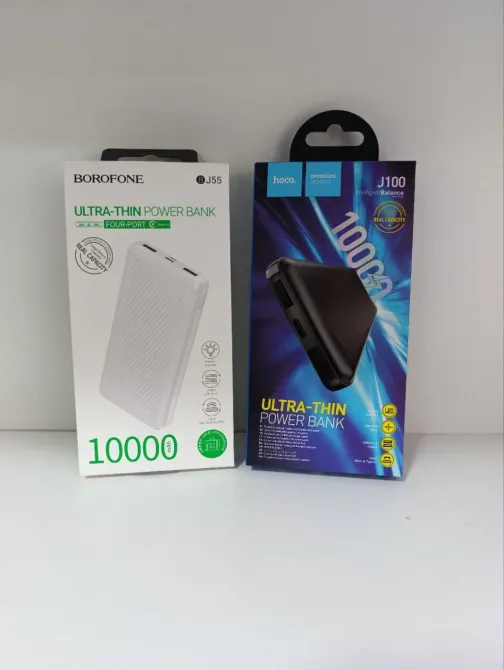 Ақ фондағы жұқа портативті зарядтау құрылғыларының қаптамалары