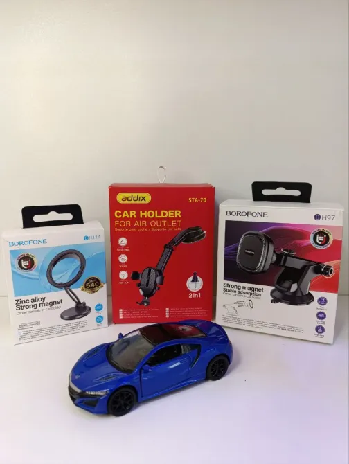 Автокөліктің моделі зарядтау құрылғылары мен автомобиль аксессуарларының қаптамаларының фонында