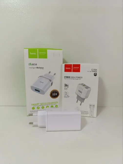 Ақ фондағы зарядтау құрылғыларының қаптамалары