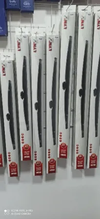 Мужчина меняет дворники на автомобиле