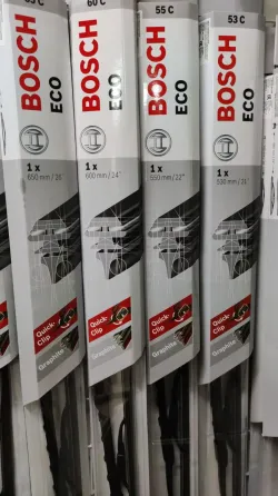 Мужчина меняет дворники на автомобиле