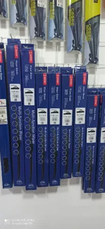 Мужчина меняет дворники на автомобиле