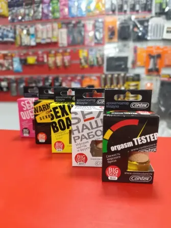 Ассортимент автомобильных ароматизаторов с различными ароматами, представленными в упаковках