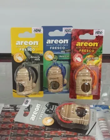 Ассортимент автомобильных ароматизаторов с различными ароматами, представленными в упаковках