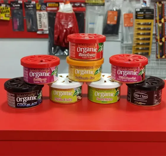 Ассортимент автомобильных ароматизаторов с различными ароматами, представленными в упаковках