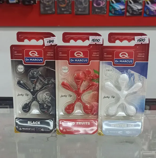 Ассортимент ароматизаторов Dr. Marcus в черных, красных и белых упаковках