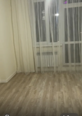 Сұр шкафтары мен мәрмәр қабырға фонындағы плита бары бар асүй