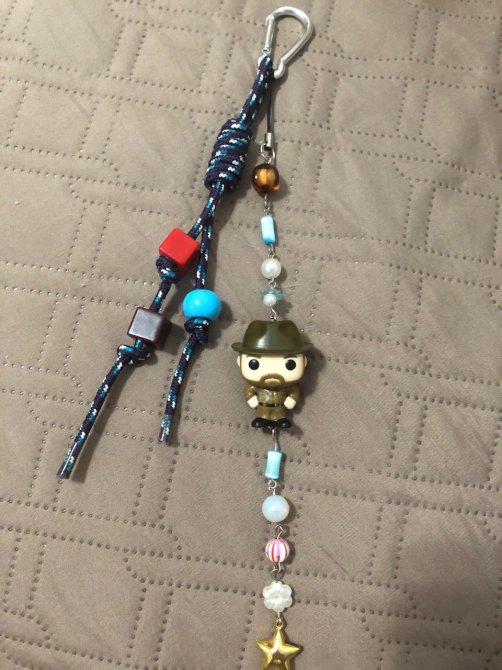 костюмдегі фигурамен тұмарша