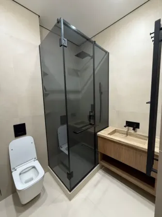 Спальня с комфортабельной кроватью и современными шкафами