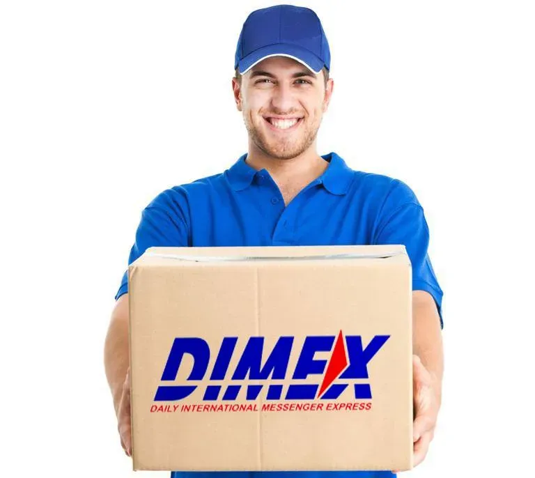 Мужчина в синей футболке и кепке держит коробку с логотипом DIMFIX, службa международной доставки