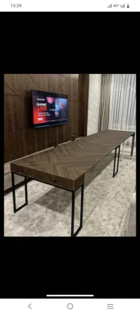 Ағаш үстел металл аяқтарымен және қабырғада теледидар