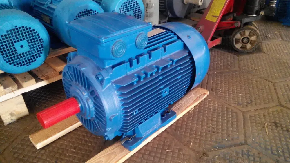 Новый электрический мотор синего цвета на деревянной подставке