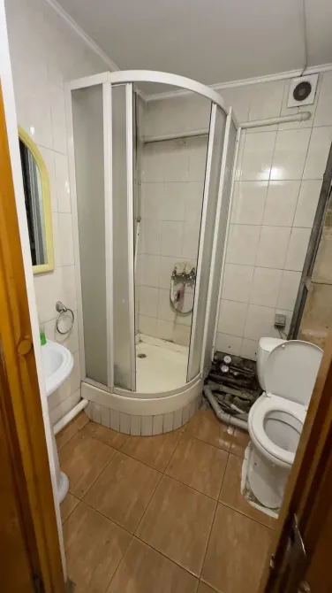 жуынатын бөлме, душ кабинасымен