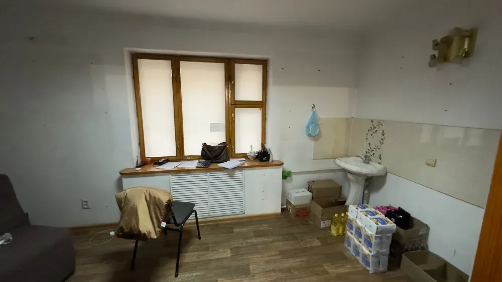 терезесі мен кір жуатын жиһаздары бар бөлме