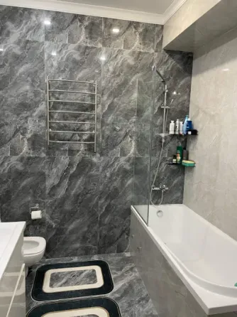 Көпқабатты ғимарат балкондармен