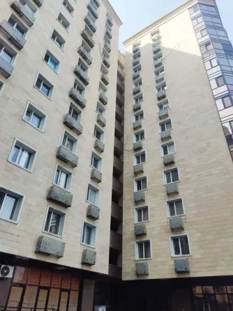 Көпқабатты ғимарат балкондармен