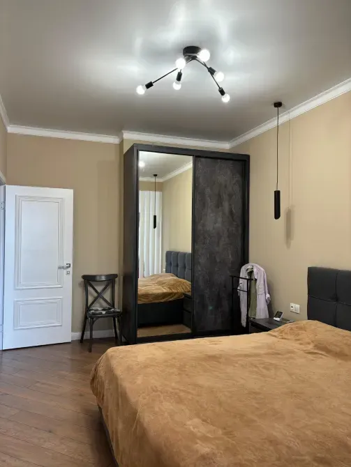 Кереует пен айнасымен жатын бөлме