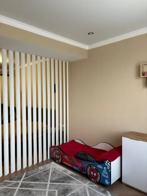 Автомобиль түріндегі кереуеті бар балалар бөлмесі