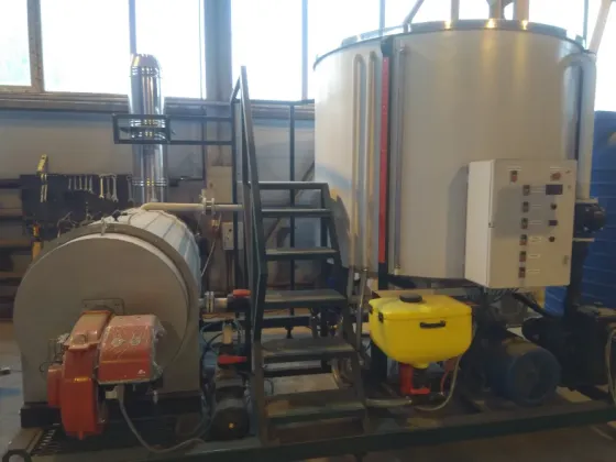 Установка для производства пара с парогенератором и емкостью для воды