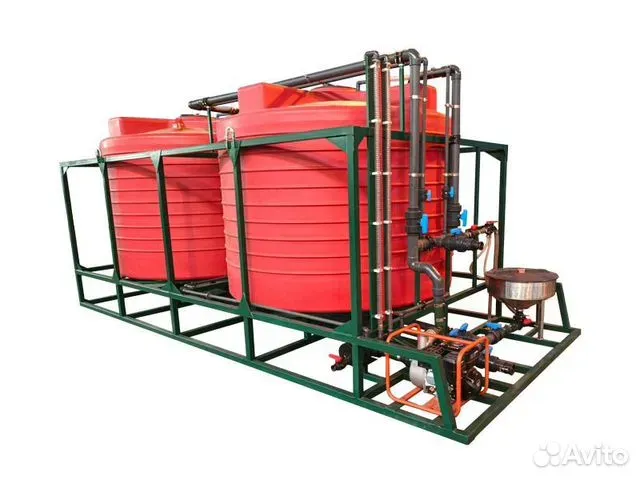 Установка для обработки жидкостей с резервуарами и оборудованием, расположенная в промышленном помещении