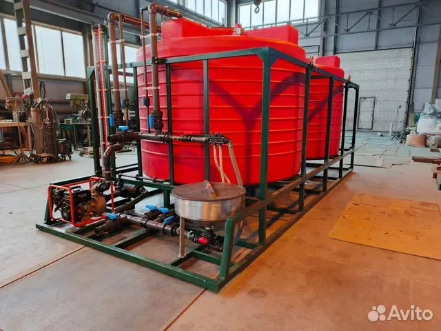 Комплекс для хранения и перекачки жидкостей с красными баками и насосной системой в производственном окружении