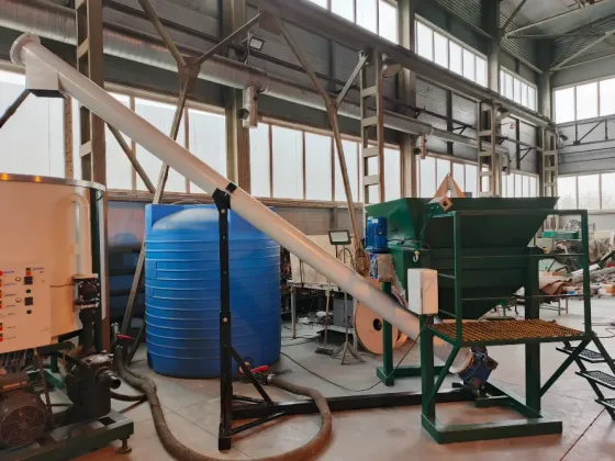 Оборудование для переработки с загрузочным конвейером и резервуаром для жидкости