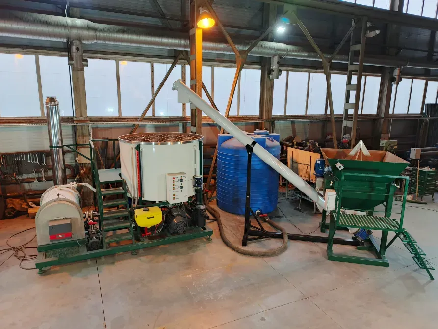 Оборудование для промышленных процессов с конвейерами и резервуарами в производственном помещении