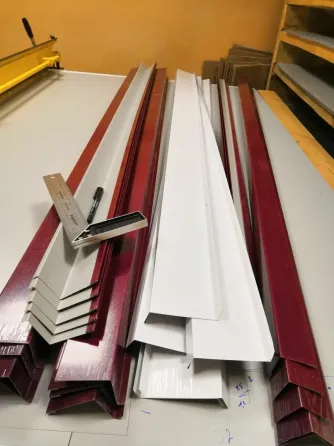 Гибкие металлические уголки в производственном помещении