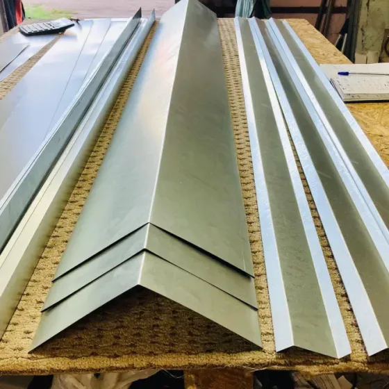 Гибкие металлические уголки в производственном помещении