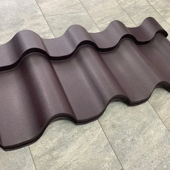 Крыша частного дома, покрытая металлочерепицей, на фоне голубого неба