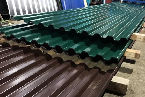 Крыша частного дома, покрытая металлочерепицей, на фоне голубого неба