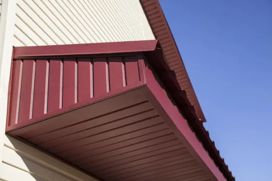 Крыша здания с углом и голубым небом на фоне