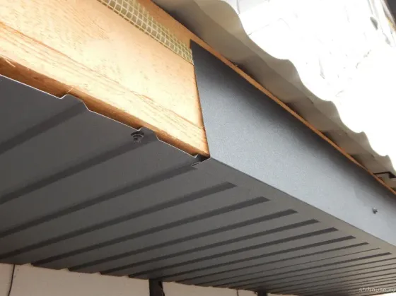 Крыша здания с углом и голубым небом на фоне