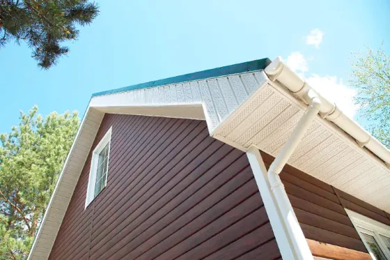 Крыша здания с углом и голубым небом на фоне