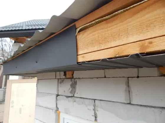 Крыша здания с углом и голубым небом на фоне