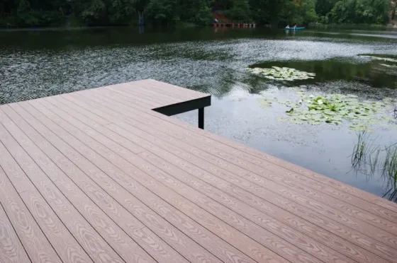 Пешеходная дорожка из дерева на травяном участке