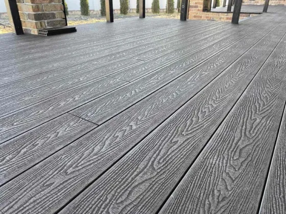 Пешеходная дорожка из дерева на травяном участке