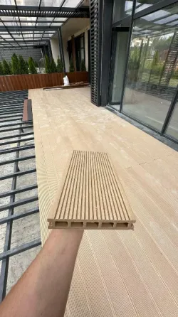 Пешеходная дорожка из дерева на травяном участке