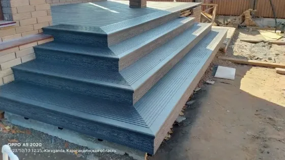 Пешеходная дорожка из дерева на травяном участке