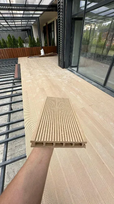 Адамның қолында террасалық тақтаны тексеру