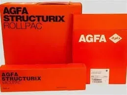 AGFA STRUCTURIX фотопленка әр түрлі форматтарда, жарқын апельсин түсті орауышпен, AGFA логотипімен.