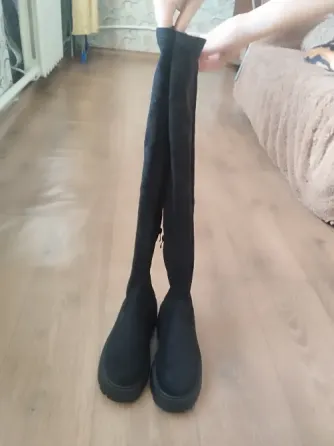 Дно черных высоких сапог