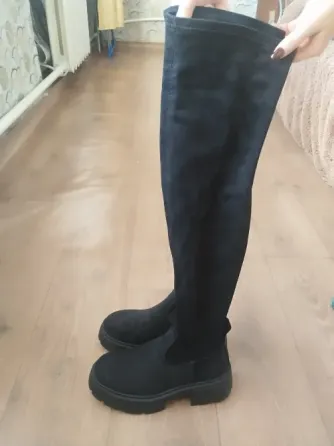 Дно черных высоких сапог