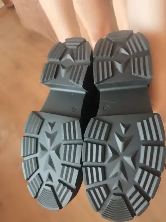 Дно черных высоких сапог