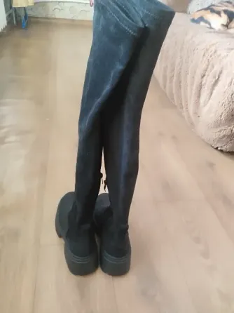 Дно черных высоких сапог