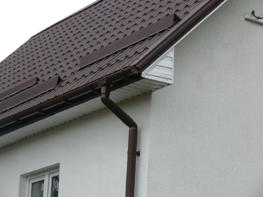 Қоңыр жаңбыр суы жүйесі мен ақ қабырғаларымен жабдықталған шатыр