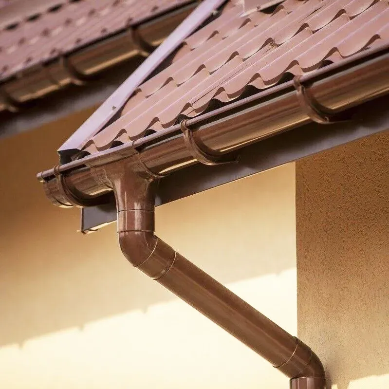 Шатырда плитка мен қабырғалармен бірге тұрған жаңбыр суын ағызу құбыры