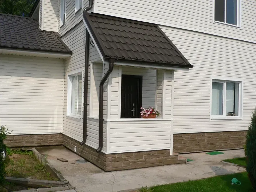 Үйдің кіреберісі жаңбыр суын ағызу жүйесімен