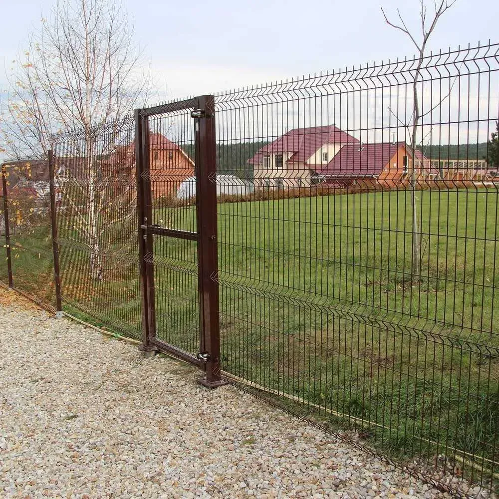 Металл шарбақ қақпалармен үлкен жер учаскесінің фонында