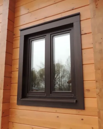 Окно на деревянном доме